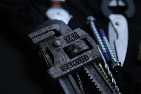 Professional pipe wrench plumbing tool